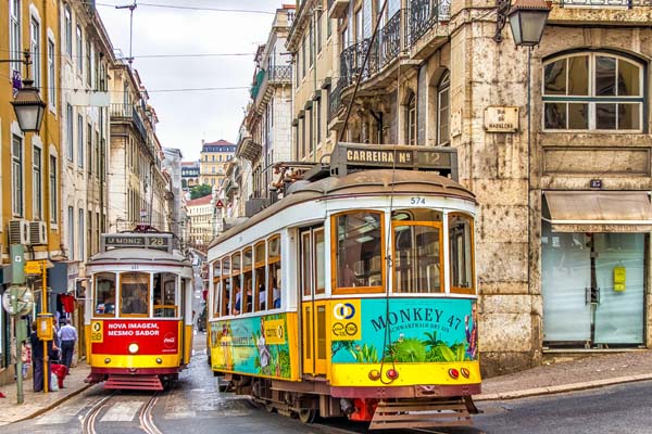 Typische bunte Straßenbahnen in Portugal