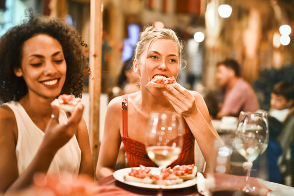Zwei Frauen genießen ein Abendessen im Restaurant