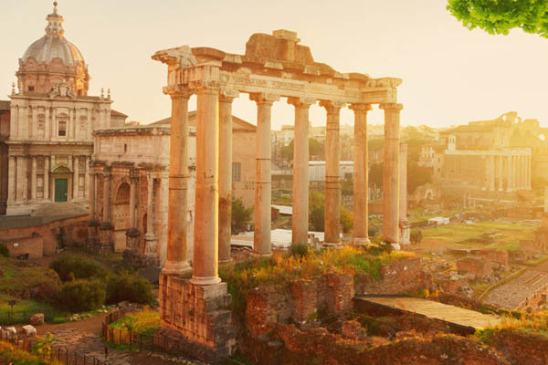 In Rom die historischen Stätten der Römer besuchen.