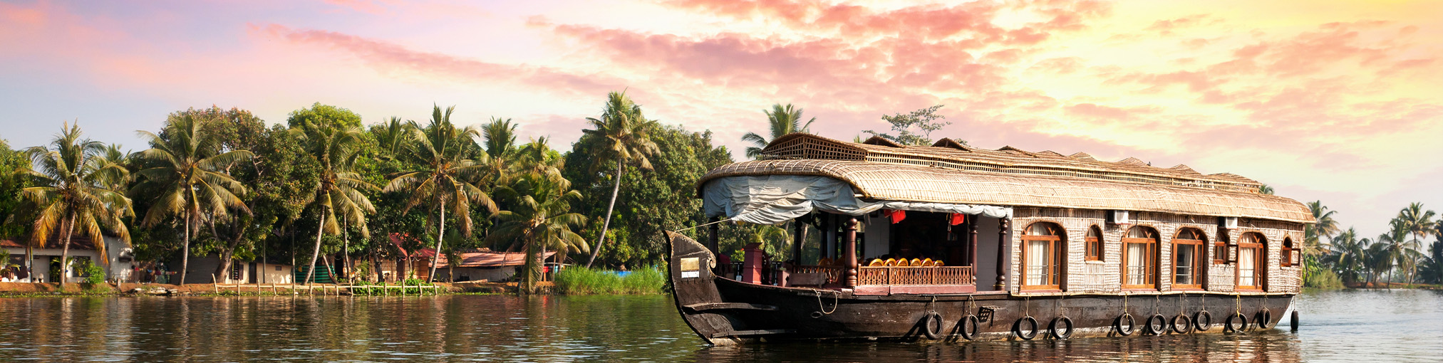 Boot auf einem Fluß, Palmen im Hintergrund
