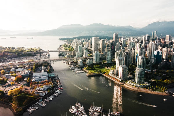 Blick auf Vancouver, Kanada mit Hochhäusern und Brücke