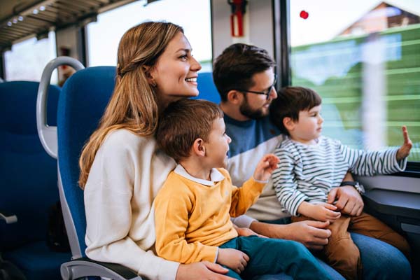 Eine Familie mit zwei Kindern fährt mit der Bahn