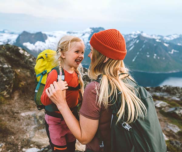Familienurlaub in den Bergen mit Wanderung und beeindruckendem Bergpanorama