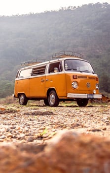 Ein versicherter Mietwagen, gelber VW Minibus