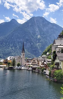 Incoming Versicherung für eine Schengen Reise, Panoramablick über Hallstadt in Österreich