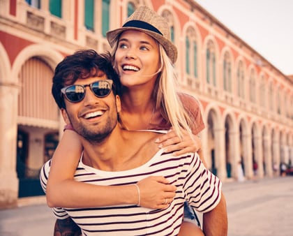 Frau mit Hut, Mann mit Sonnenbrille auf einer Urlaubsreise - gut versichert mit Allianz Travel