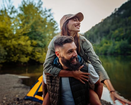 Ein Paar auf Urlaub in den Bergen - gut geschützt vor hohen medizinischen Kosten