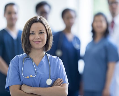 Ein Ärzteteam mit sechs Personen, Pflegepersonal und Arzt