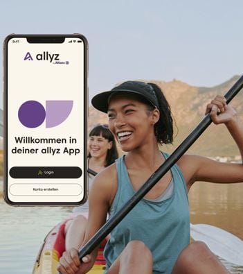 Zwei Frauen in einem Padelboot, Smartphone mit der allyz App