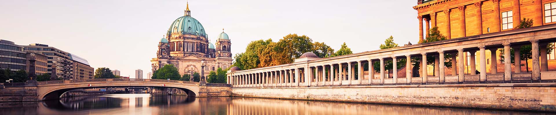 Berliner Dom und Museumsinsel an der Spree in Berlin bei Sonnenuntergang