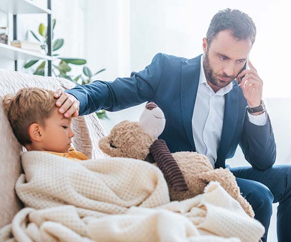 Kind ist krank, eine Person organisiert telefonisch medizinische Hilfe für die Reise