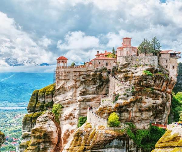Meteora-Kloster auf einer markanten Felsformation in Griechenland