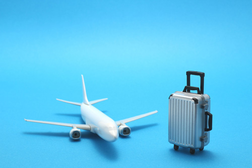 Flugzeug und Handgepäck-Koffer