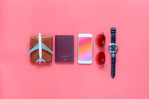 Flugzeug, Pass, Telefon, Sonnenbrille und Uhr