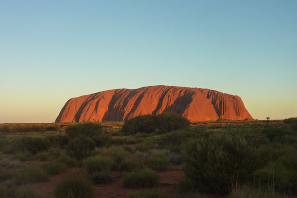Felsformation, Berg Uluru in Australien bei Sonnenuntergang