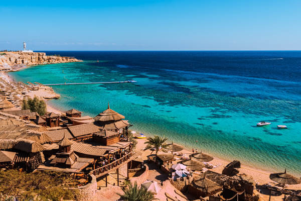 Sandstrand mit türkisblauem Meer in Ägypten