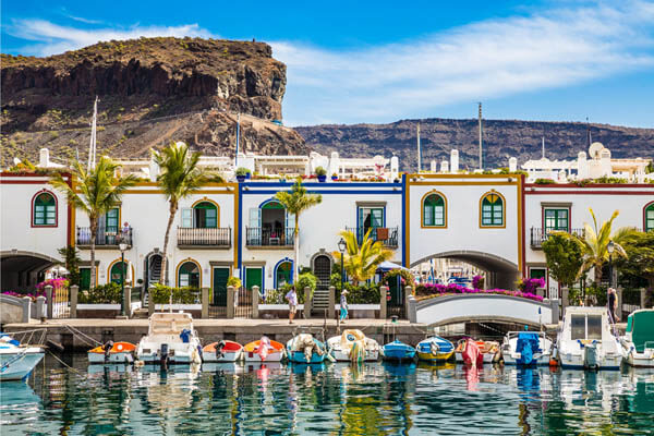 Eine Hafenpromenade in Gran Canaria entlangspazieren und Sonne tanken im Herbsturlaub