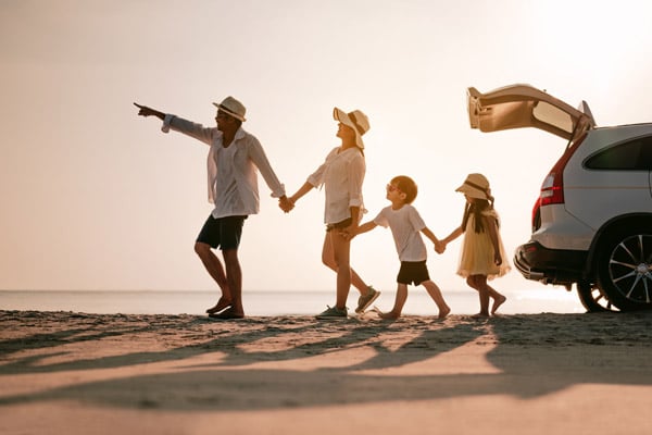 Familie im Urlaub, sind Sie mit Ihrer Kreditkarte ausreichend geschützt auf Reisen?