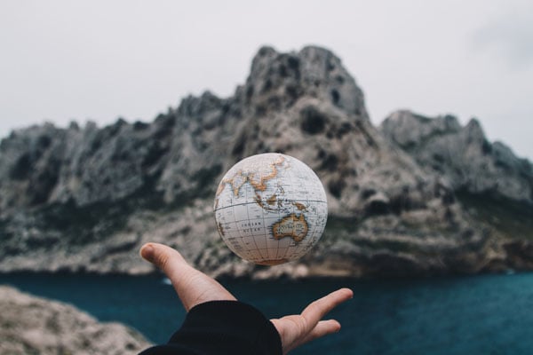 Eine Hand, die einen Erdball hält
