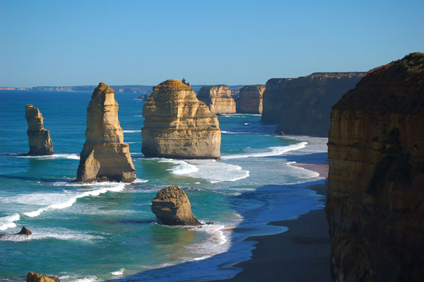 Great Ocean Road, Blick auf den Ozean mit Felsformationen, Australien