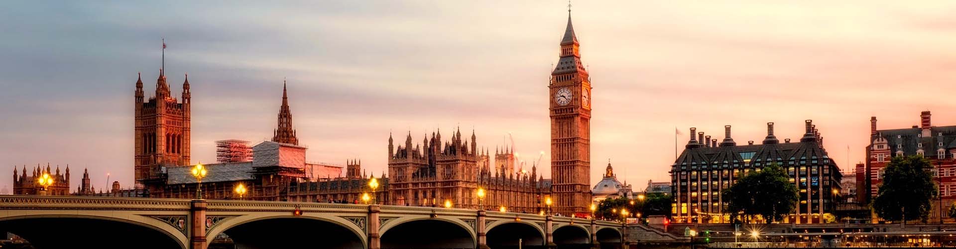 London, eine Brücke und der Big Ben im Hintergrund