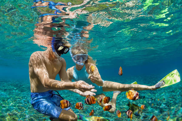 Mann und Frau schonorcheln in Chalkidiki, Griechenland