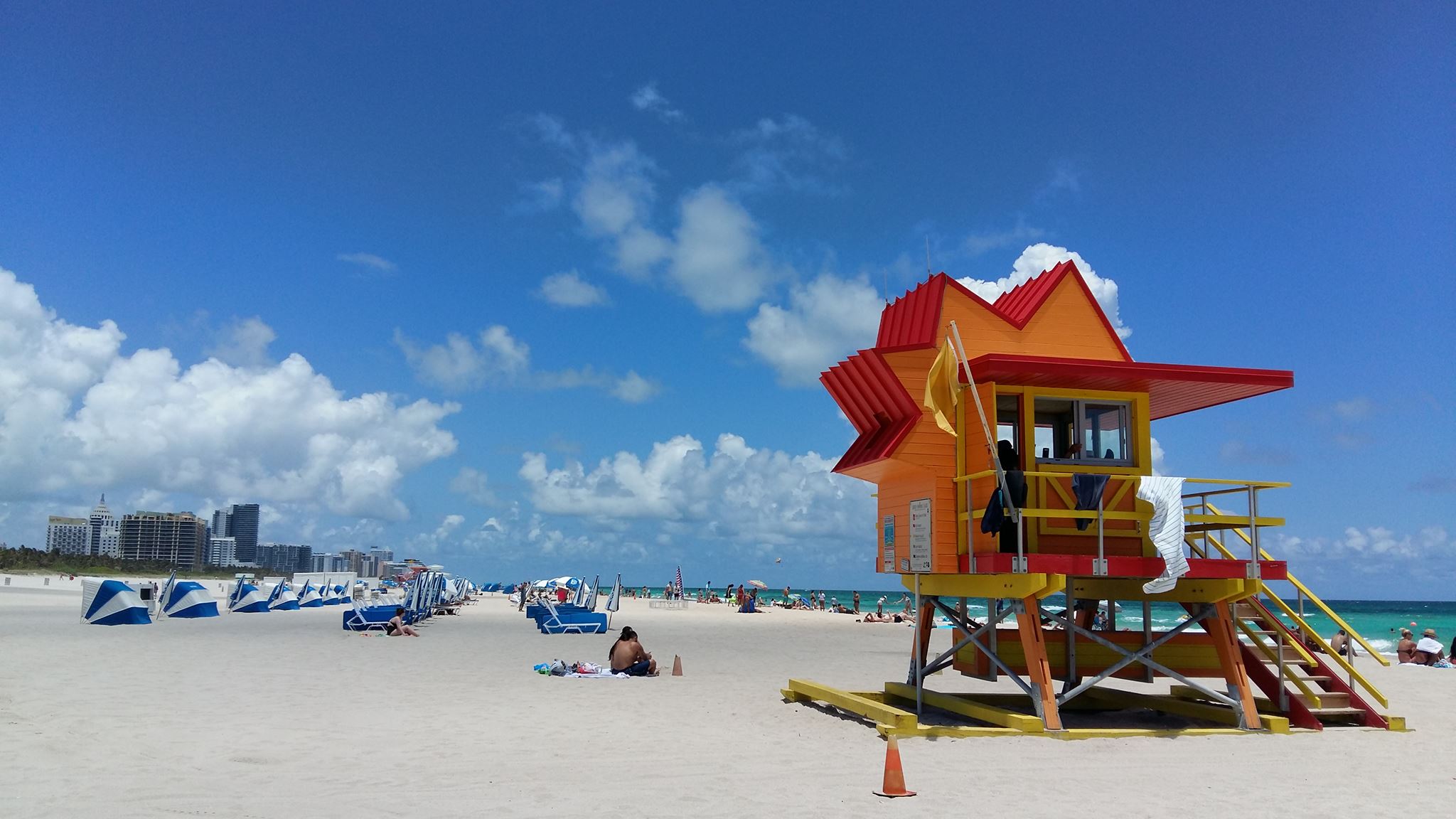 Bunter Rettungsschwimmerhäuschen am Strand von Miami