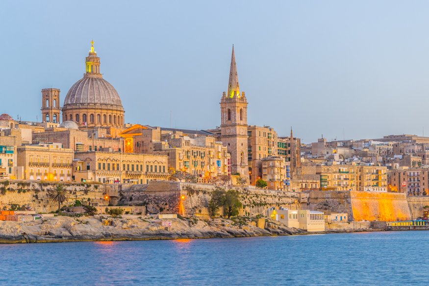 Ausblick auf historische Gebäude von der Küste aus, Malta