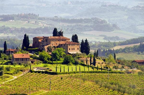 Haus inmitten eines Feldes in der Toskana, Italien