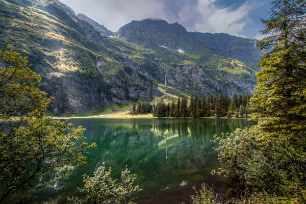 See umgeben von Wald und Bergen, Salzburger Land