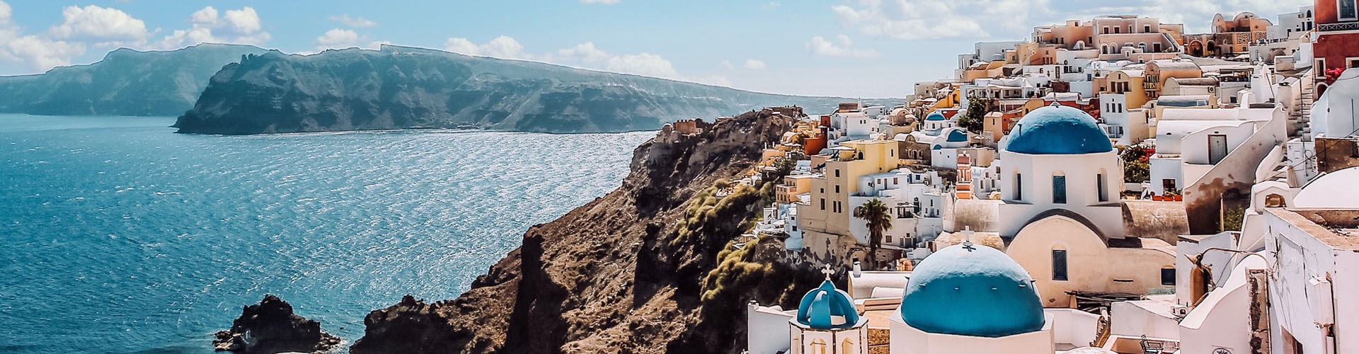 Blick auf Santorini, Griechenland - weiße Häuser mit blauen Dächern und Meer