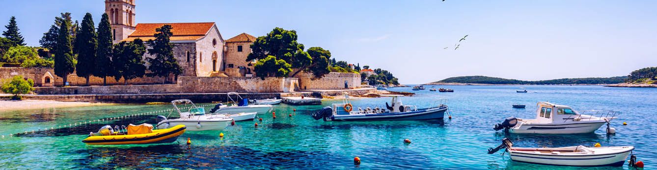 Boote in einer malerischen Bucht in Kroatien
