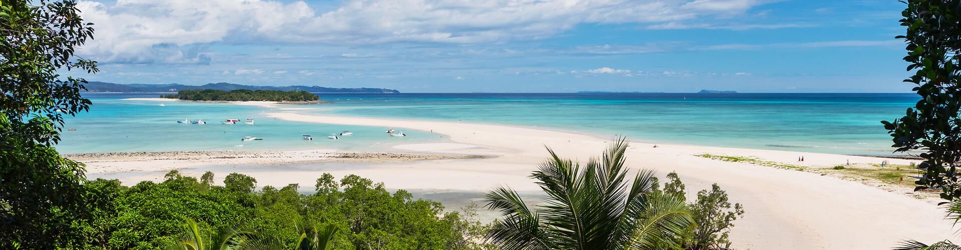 Weitläufiger weißer Sandstrand und türkisblaues Meer auf Madagaskar