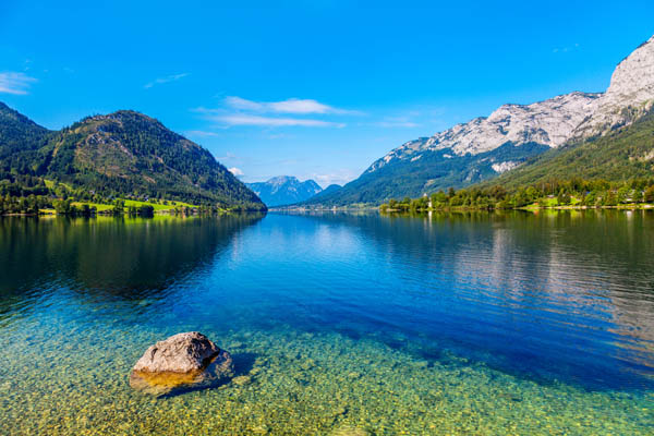 Kristallklares Badewasser am Grundlsee in der Steiermark, Österreich