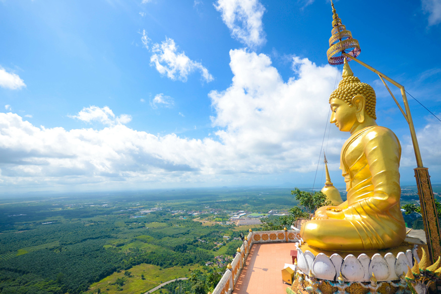Goldene buddhistische Statue