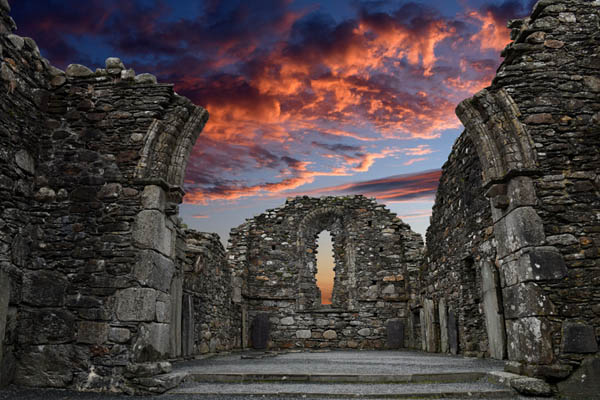 Glendalough Cathedral bei Dämmerung