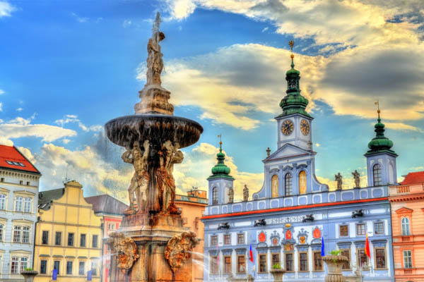 Budweis ist vor allem für sein Bier bekannt, aber der Marktplatz hat einen eigenen Charme.