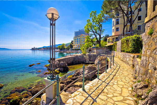 Sommer in Kroatien mit Zwischenstopp in Opatija genießen, ohne Sorgen dank unserer Reiseversicherung.