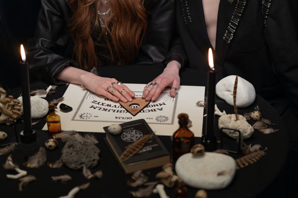 Hexen, die eine Seance durchführen