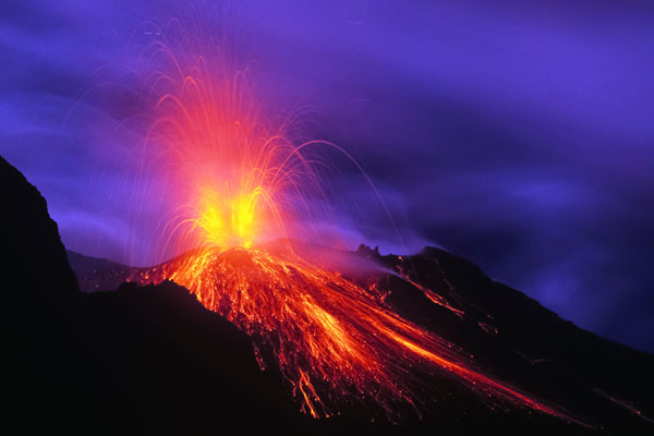 Der Vulkan Stromboli nahe Sizilien in Italien.