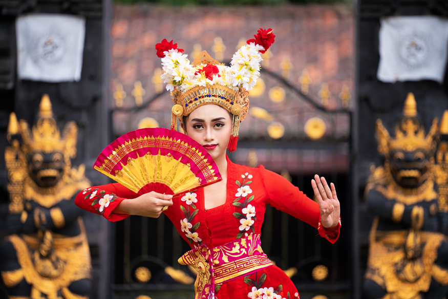 Traditionelles Fest in einem Tempel in Bali gut versichert besuchen.