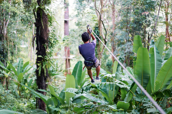 Mit der Zipline durch den kolumbianischen Dschungle sorglos mit einer guten Reiseversicherung.