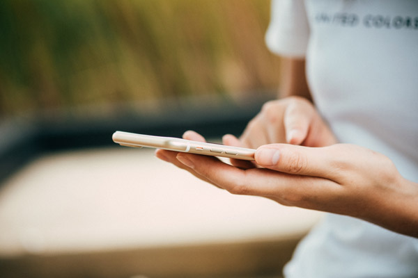 Frau nutzt Währungsumrechner am Smartphone
