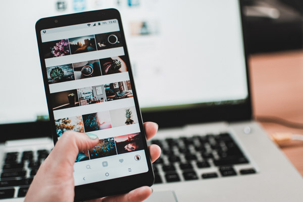 Smartphone mit Fotos