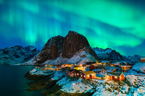 Polarlichter über Island gut versichert beobachten.