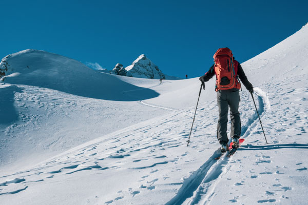 Gut versichert eine Skitour gehen.