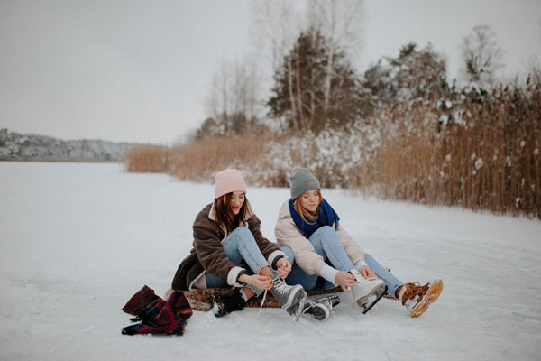Eislaufen oder Schlittschuhlaufen macht in jedem Alter Spaß