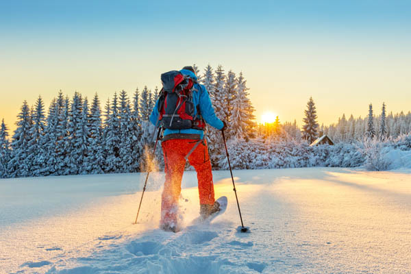 Trendsport Schneeschuhwanderung und mit im Gepäck eine Reiseversicherung.