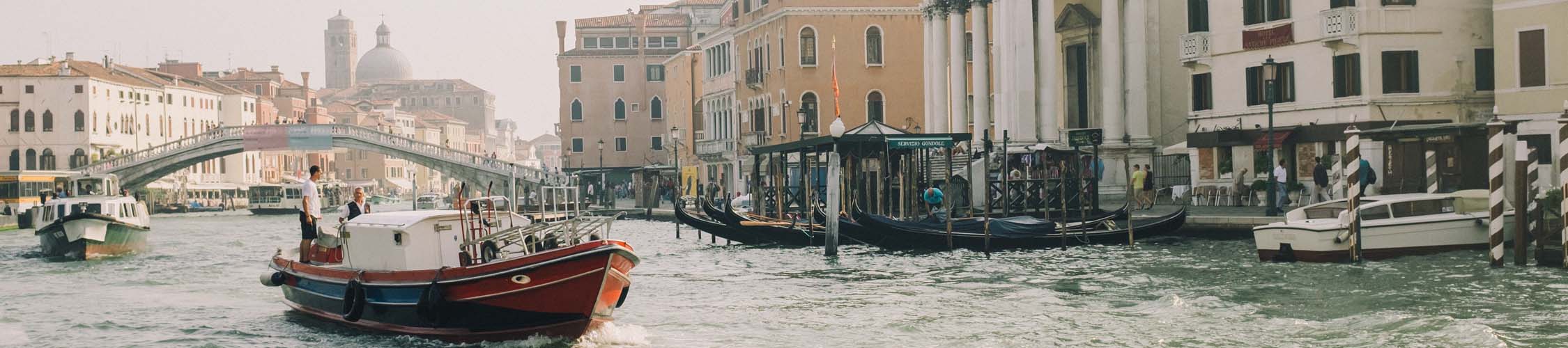Boote im Kanal von Venedigt, Italien
