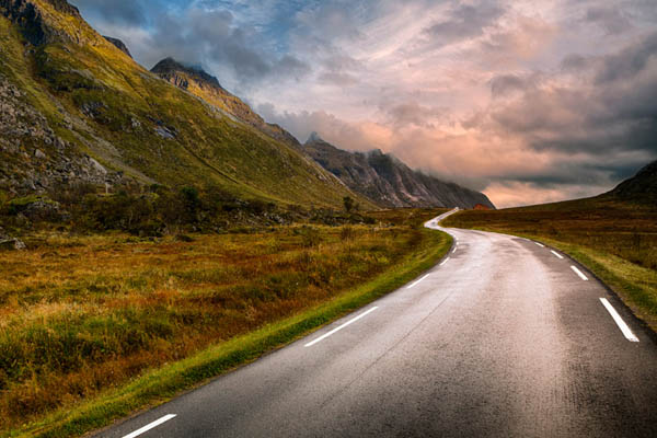 Atlantikstraße in Norwegen ist eine Reise mit dem eigenen Van wert.